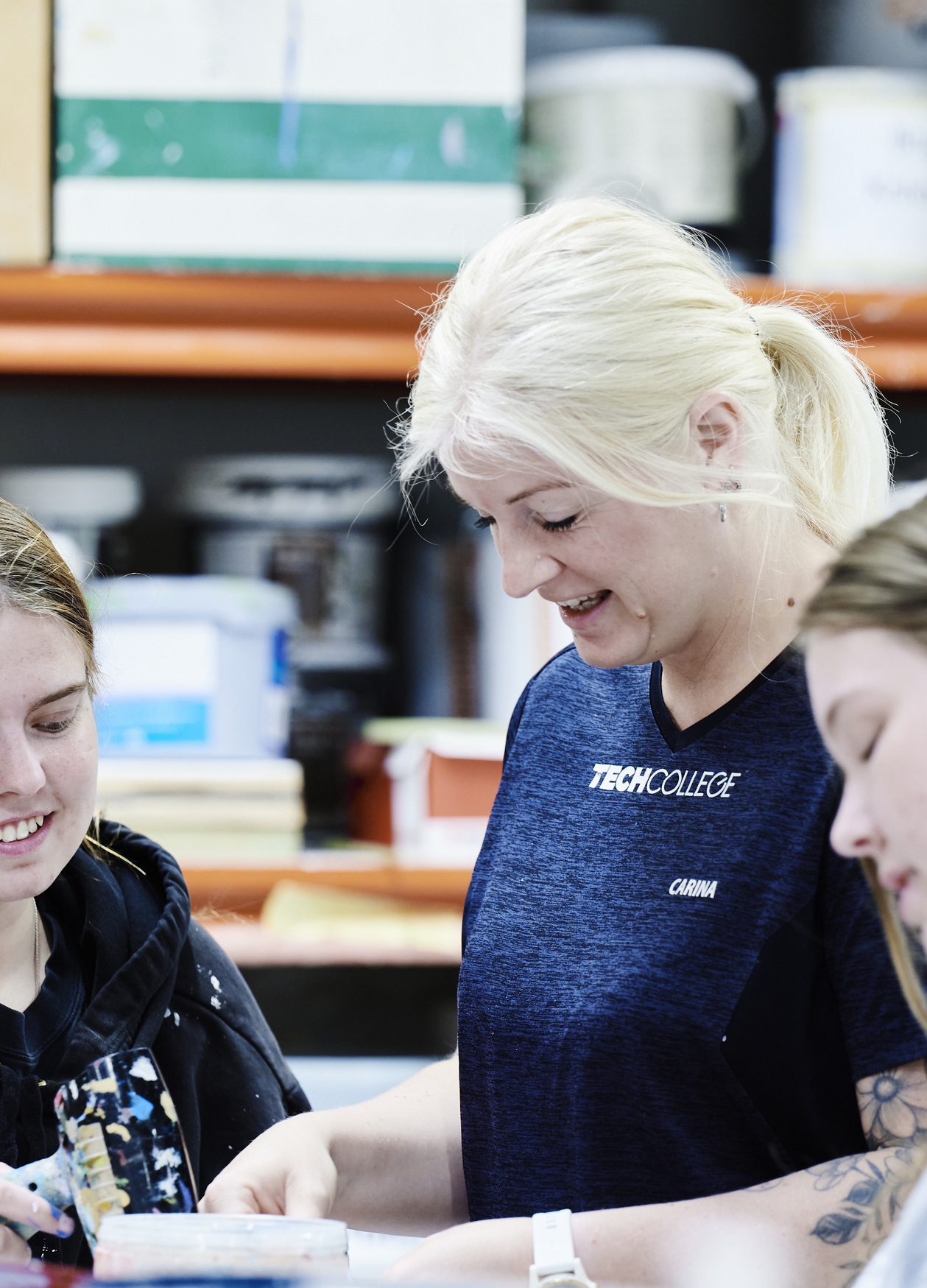 Underviser i værkstedet med bygningsmaler-elever