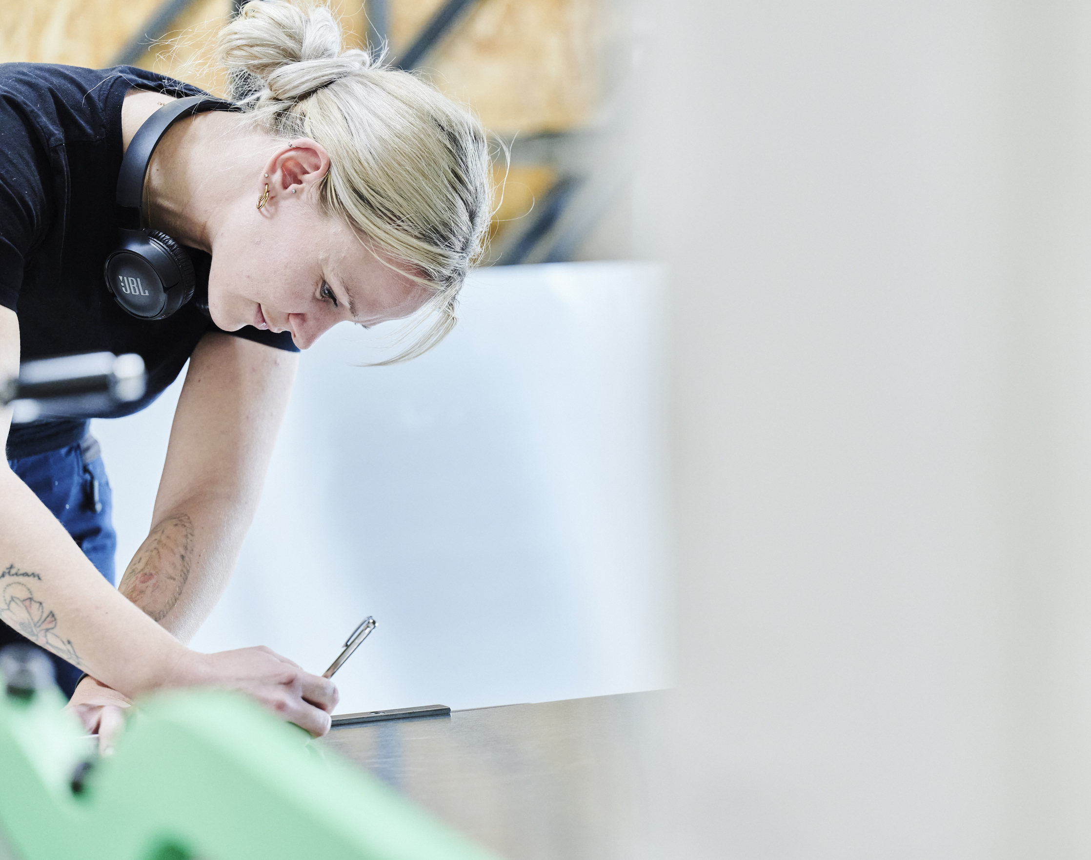 VVS-elev tegner på plade