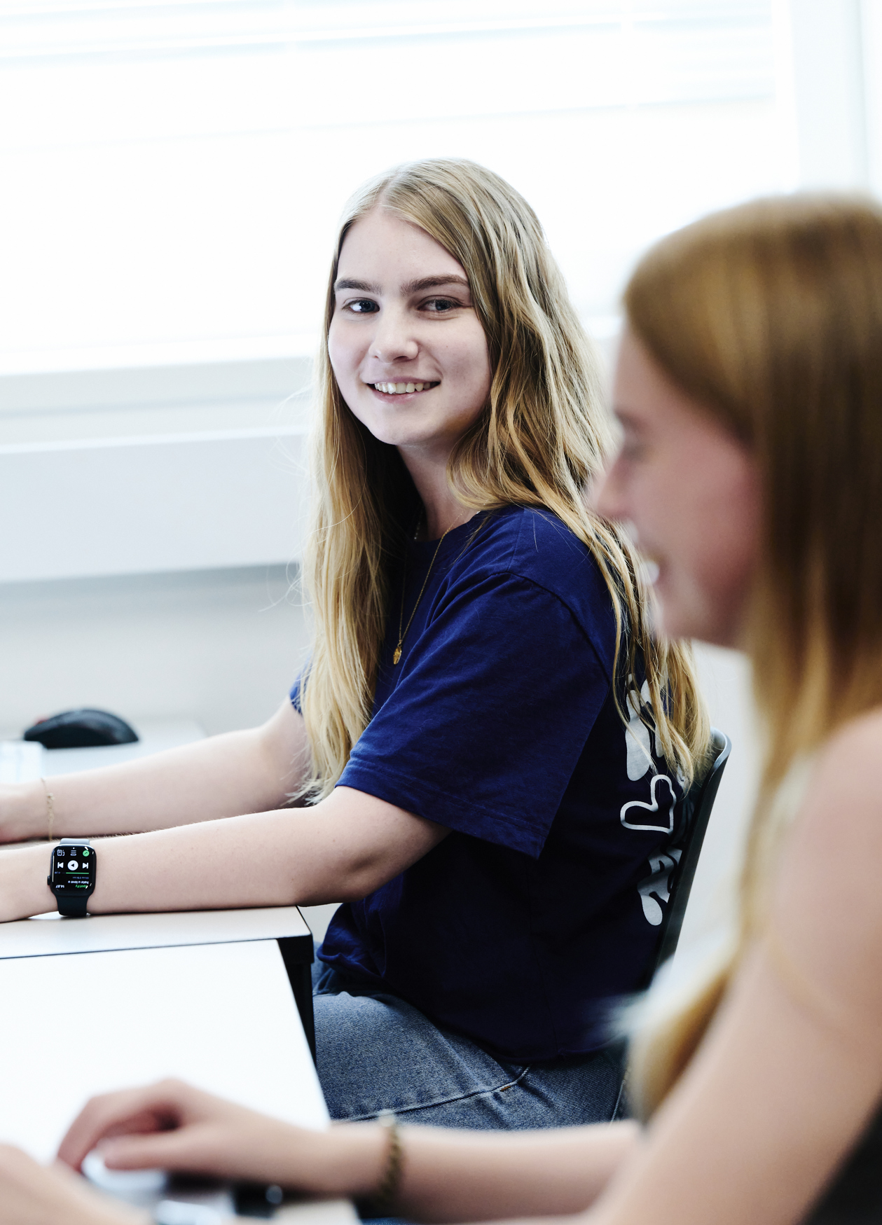 Mediegrafiker-pige smiler