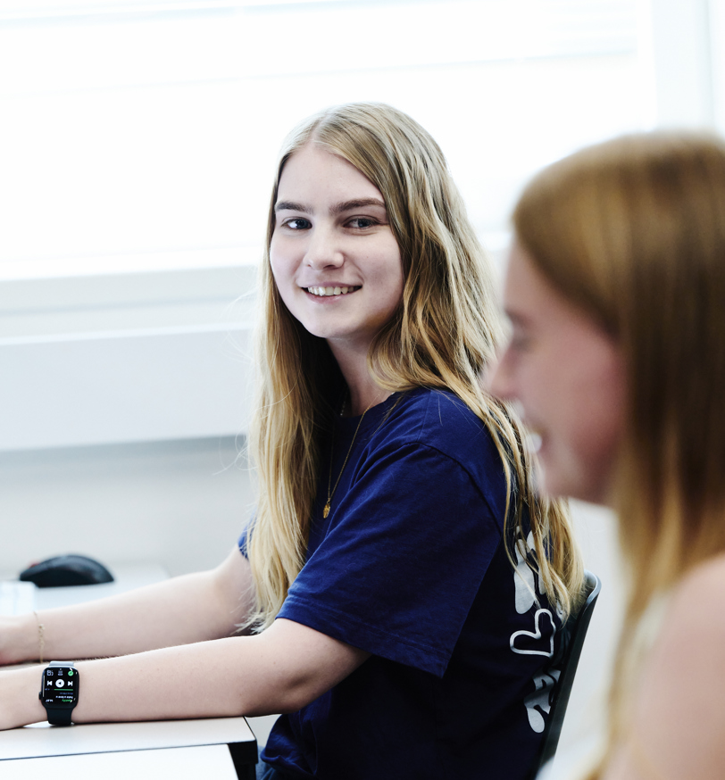 Mediegrafiker-pige smiler