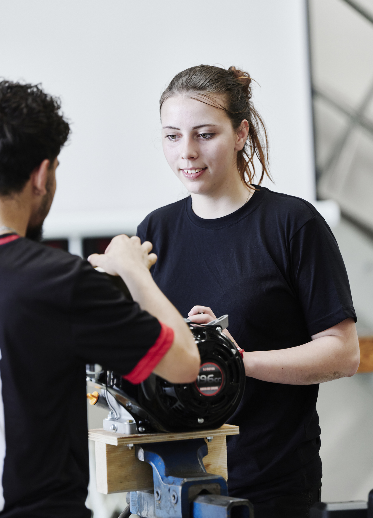 Elever arbejder sammen ved motor