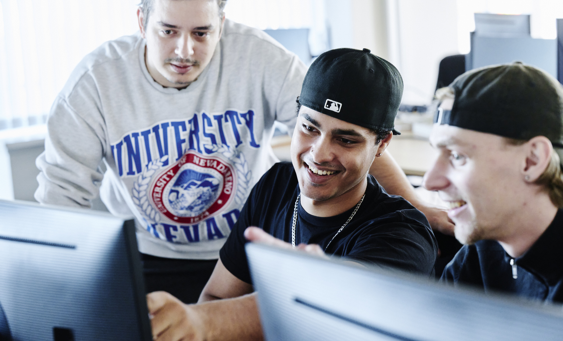 Dataelever samarbejder ved computer