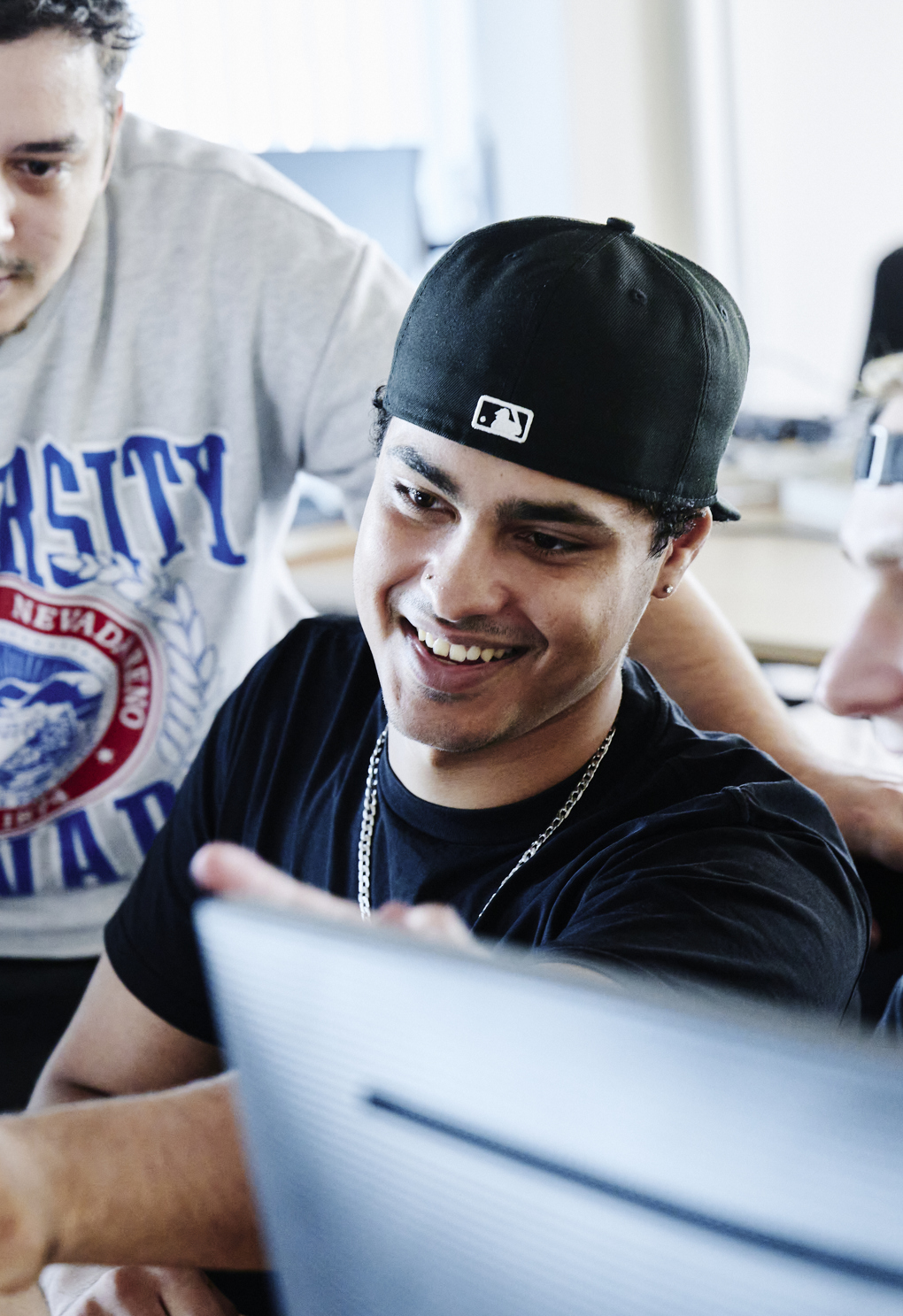 Dataelever samarbejder ved computer