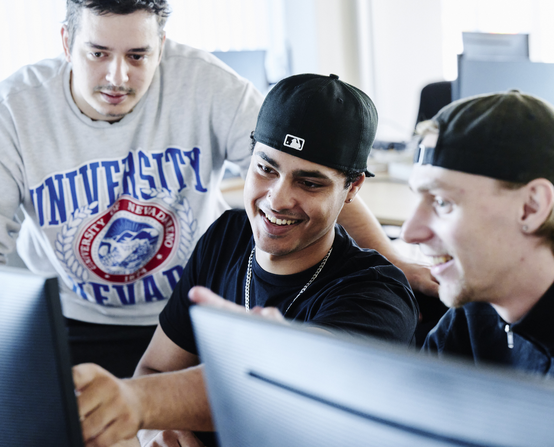 Dataelever samarbejder ved computer