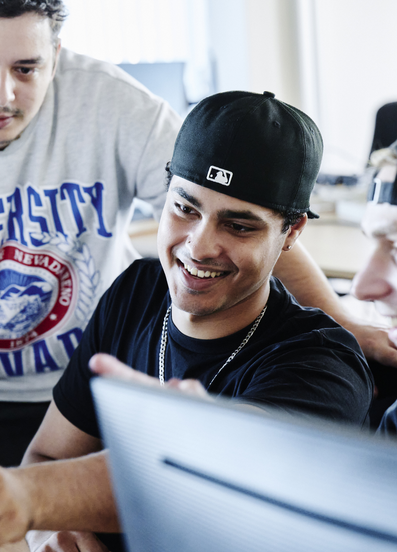 Dataelever samarbejder ved computer