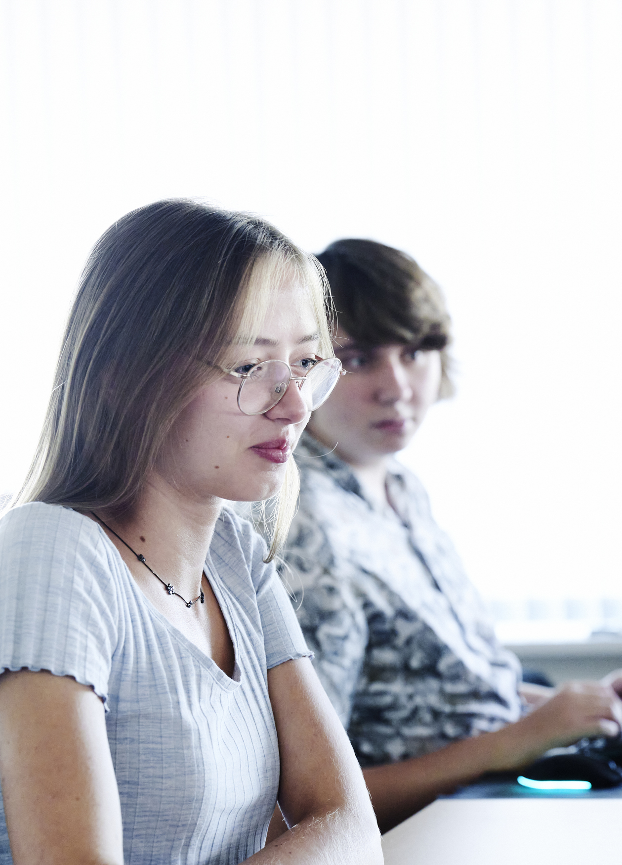 Pige og dreng sidder ved computer