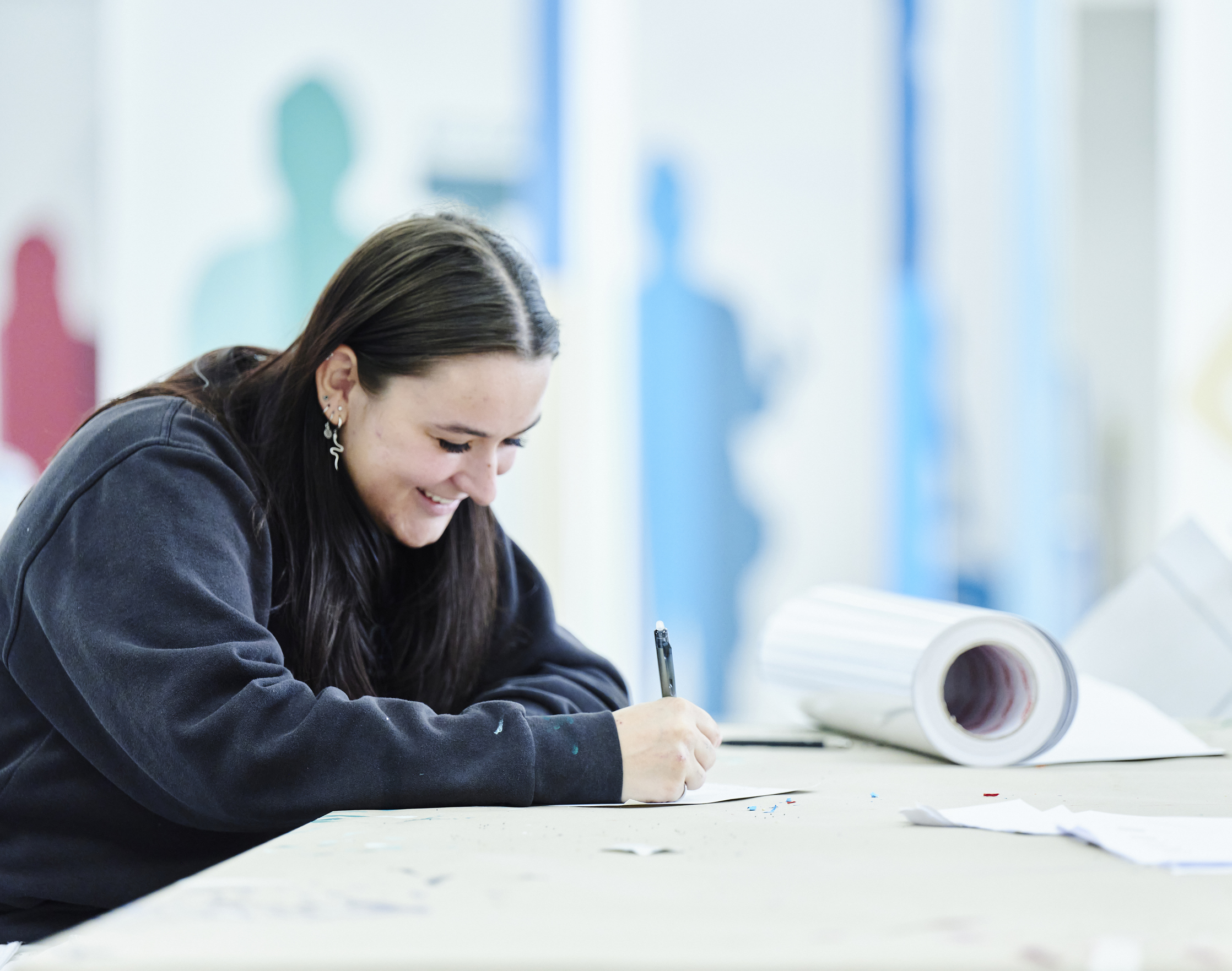 Elev laver opgave i malerværkstedet