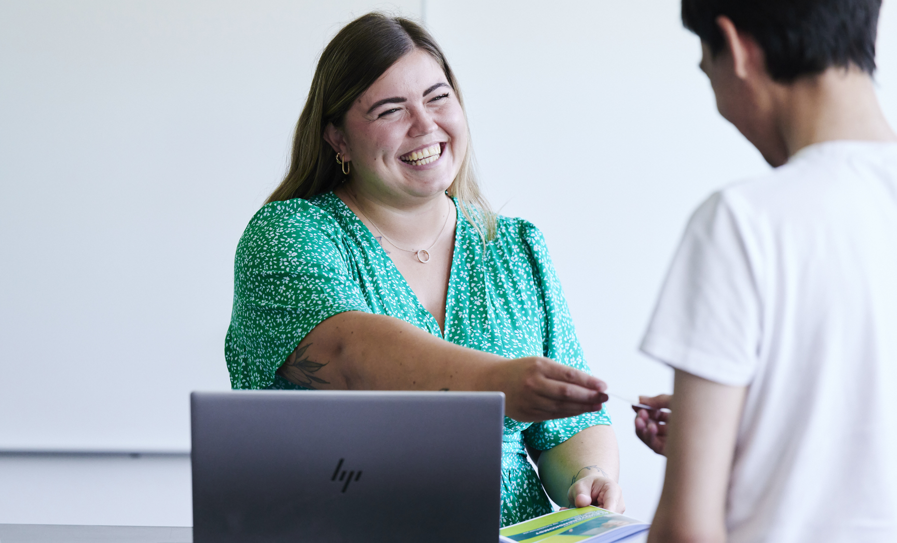 Receptionist rollespil med kunde