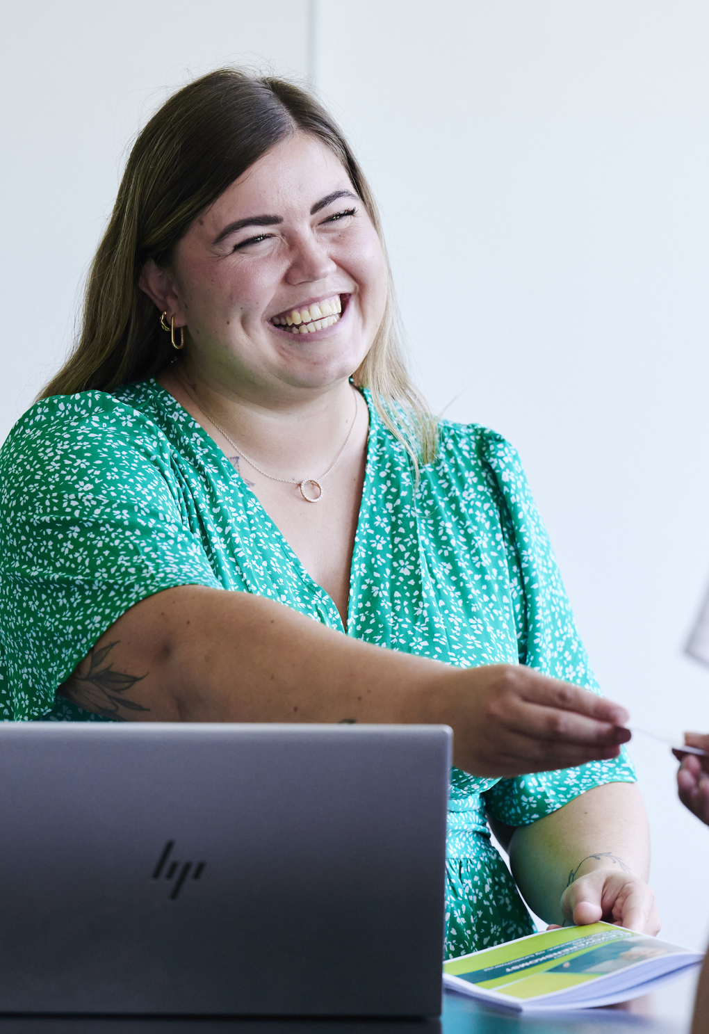 Receptionist rollespil med kunde