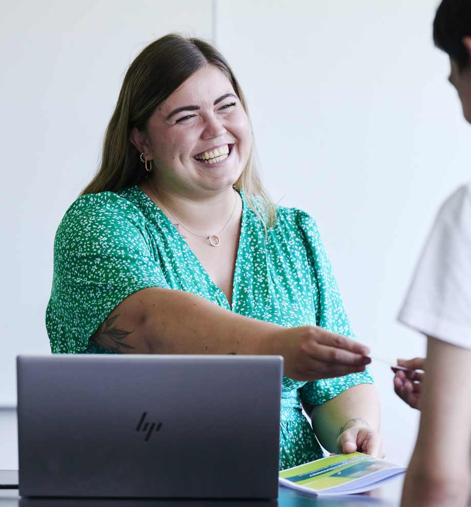 Receptionist rollespil med kunde