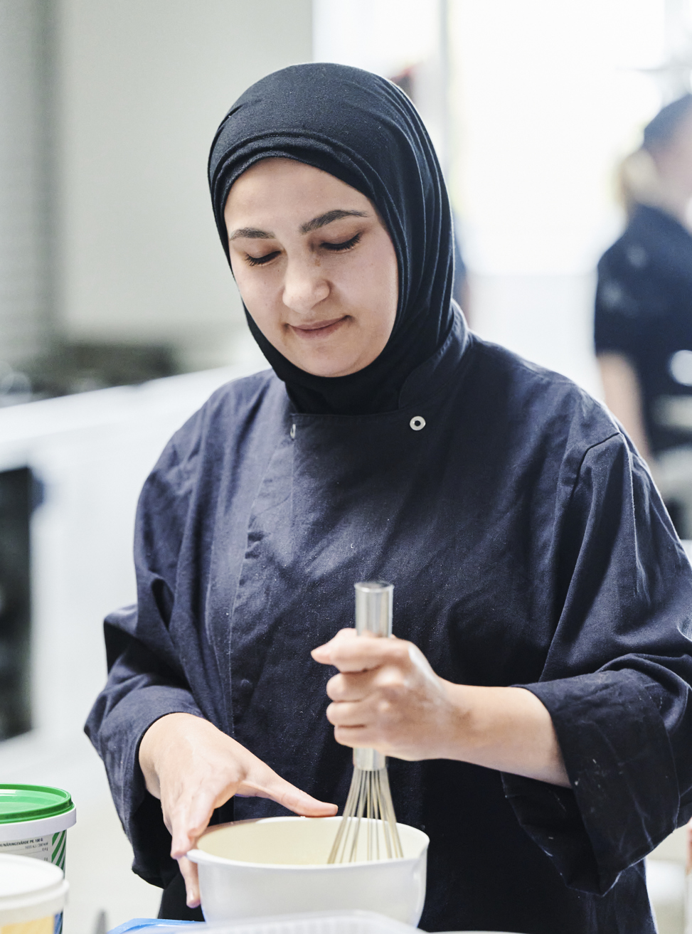 Ernæringsassistent-elev laver mad