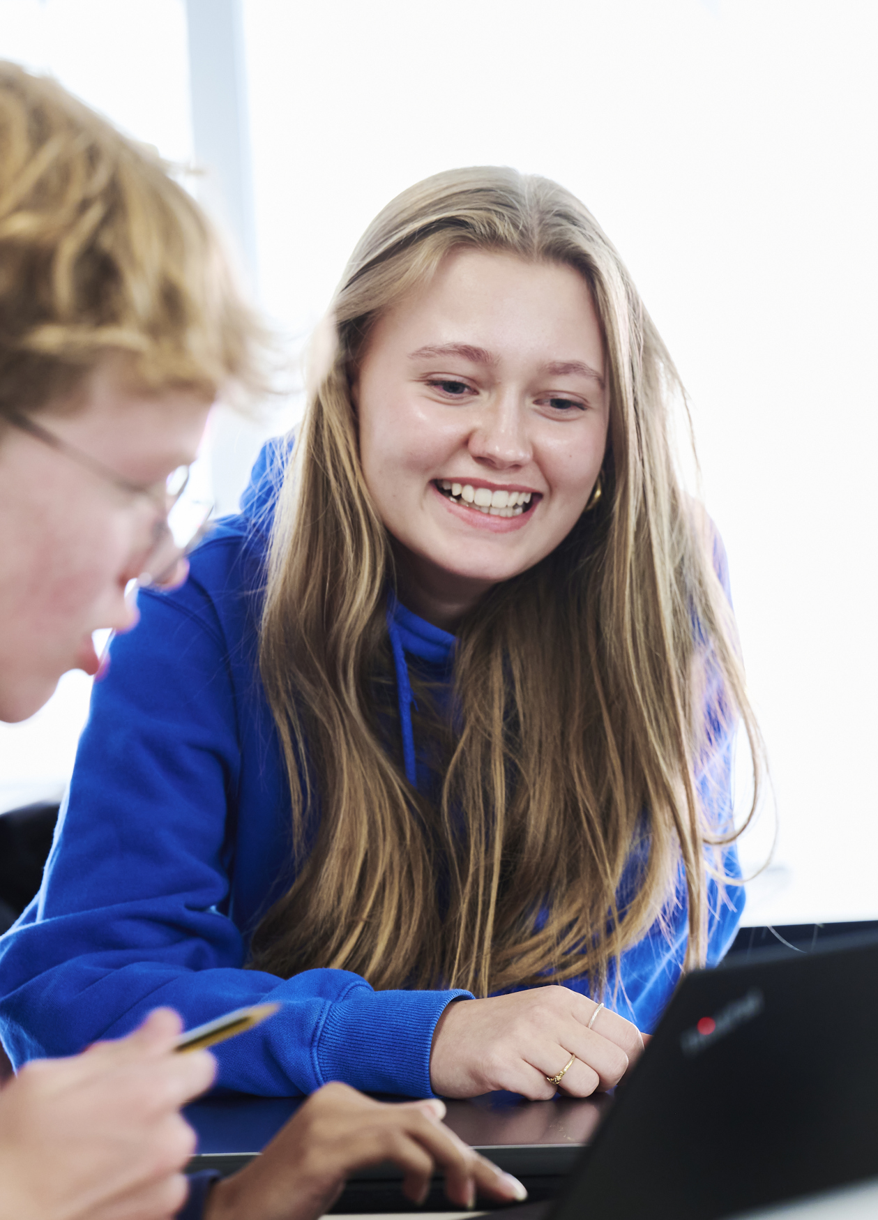 Elever arbejder sammen i gruppe